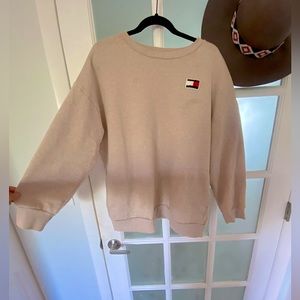 OVERSIZED FLEECY TOMMY HILFIGER PULLOVER - LARGE W/ POCKETS